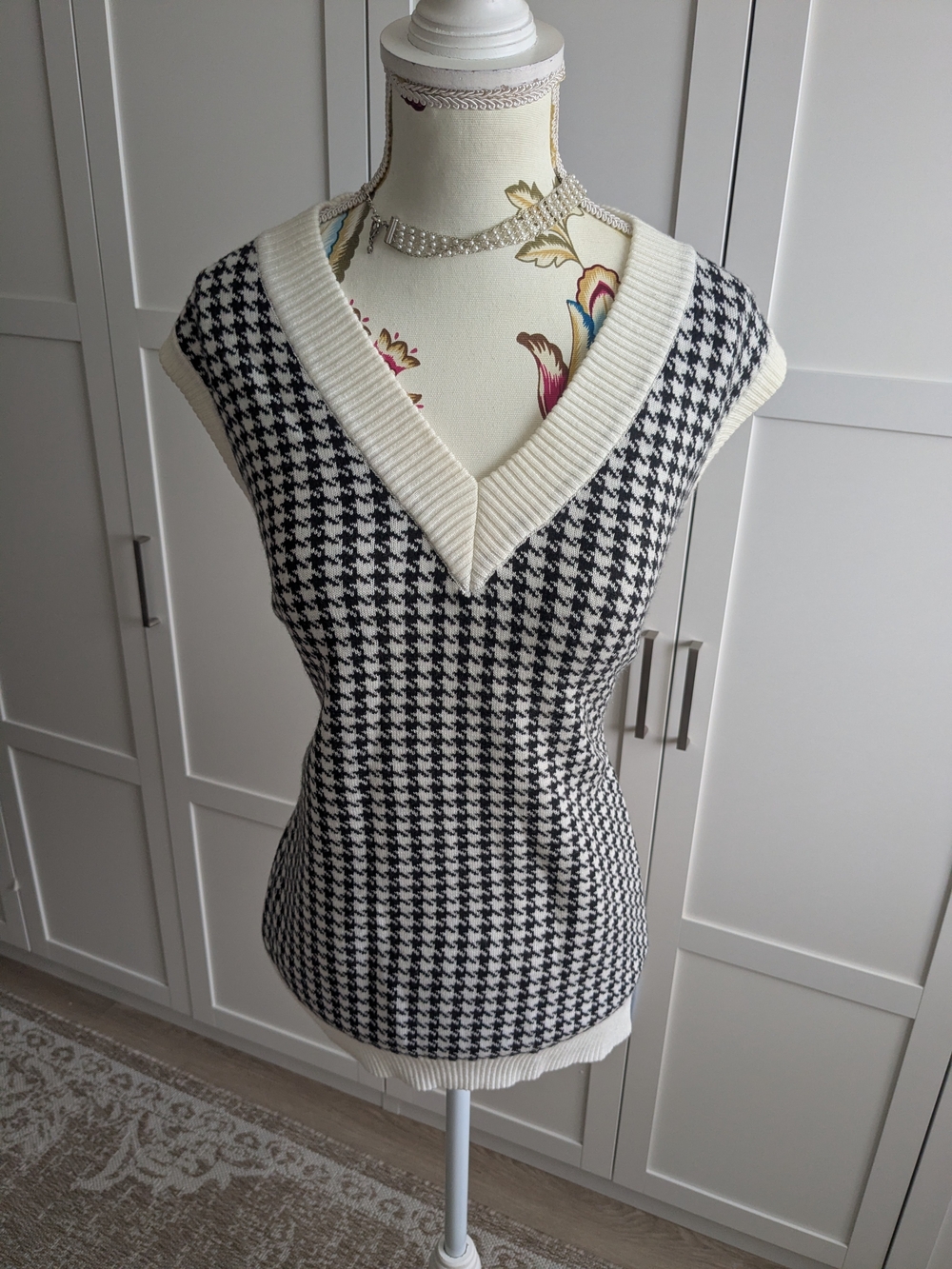 Suzy Shier Black & White Houndstooth V-Neck Sweater Vest